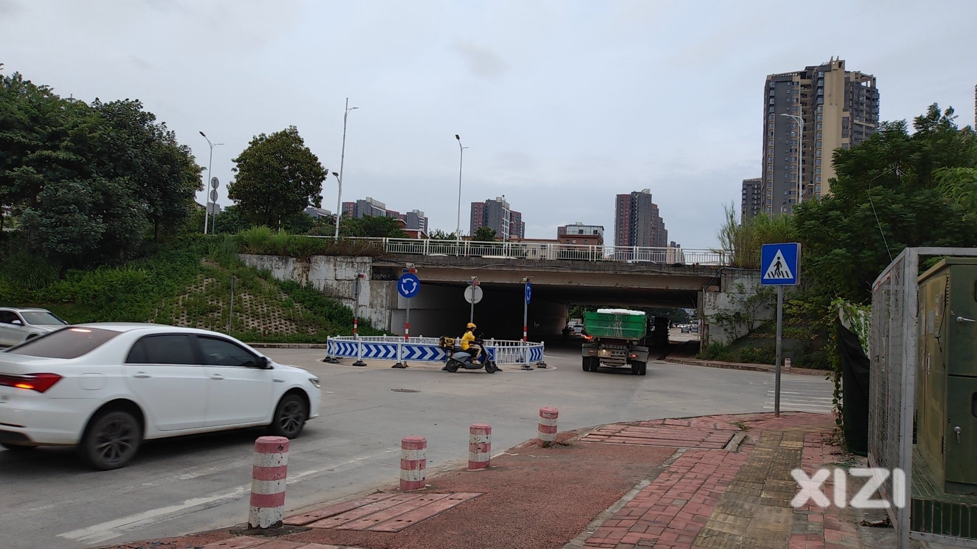 行人如何过马路，装个红绿灯很难吗