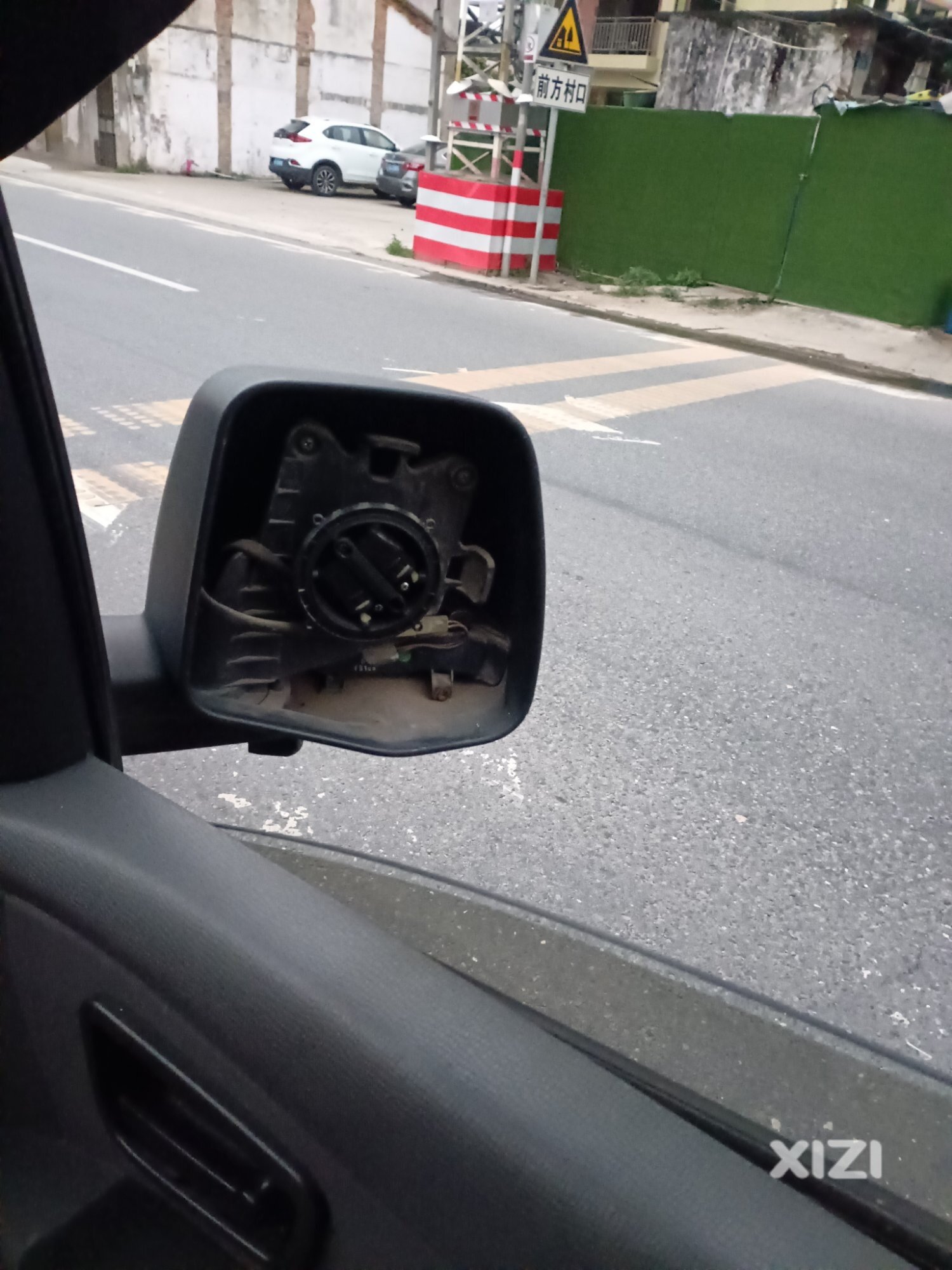 今天早在仲恺八路，被扔的东西砸到车