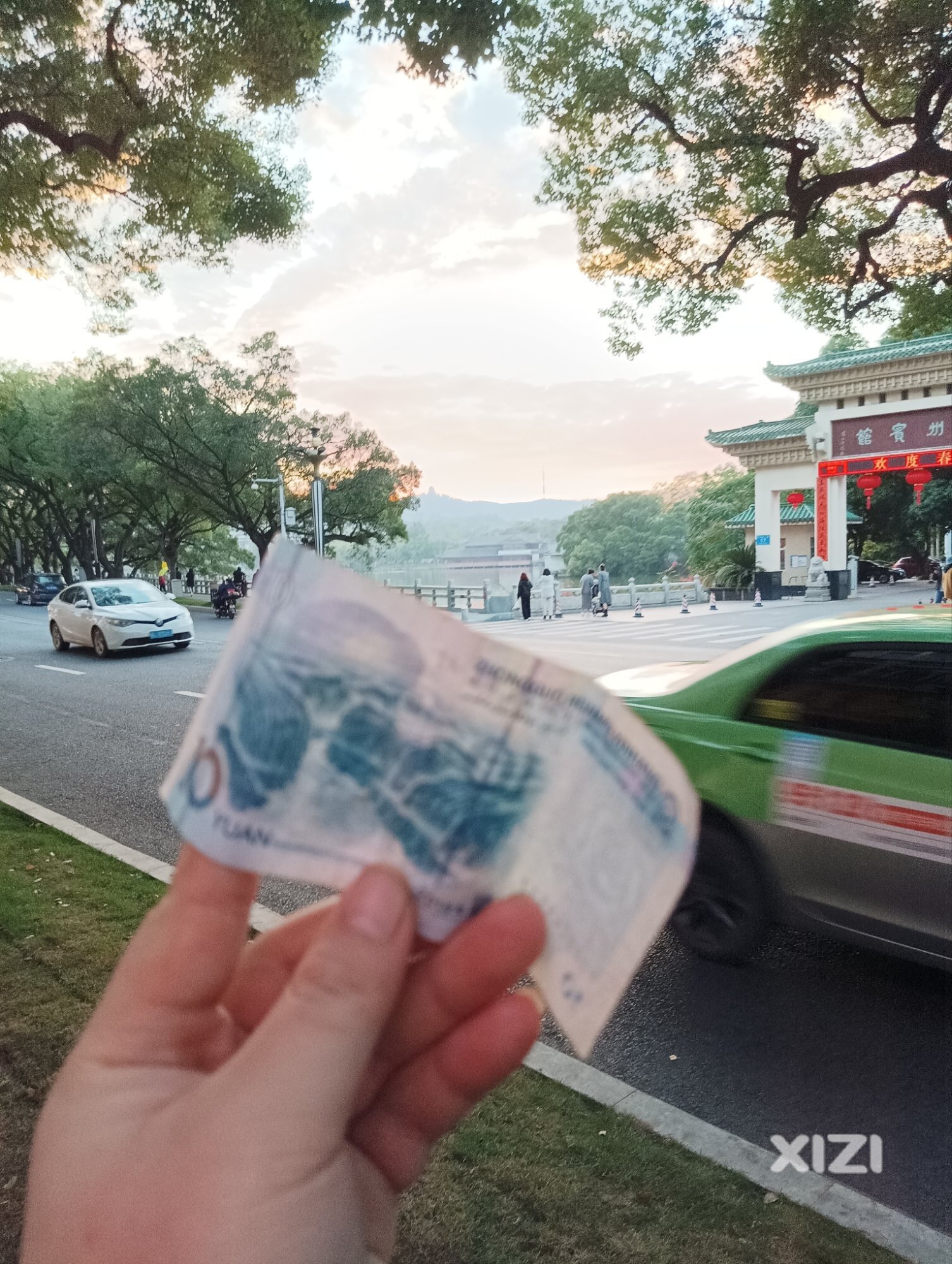 我在马路边捡到了十块钱，麻烦失主出来认领一下！