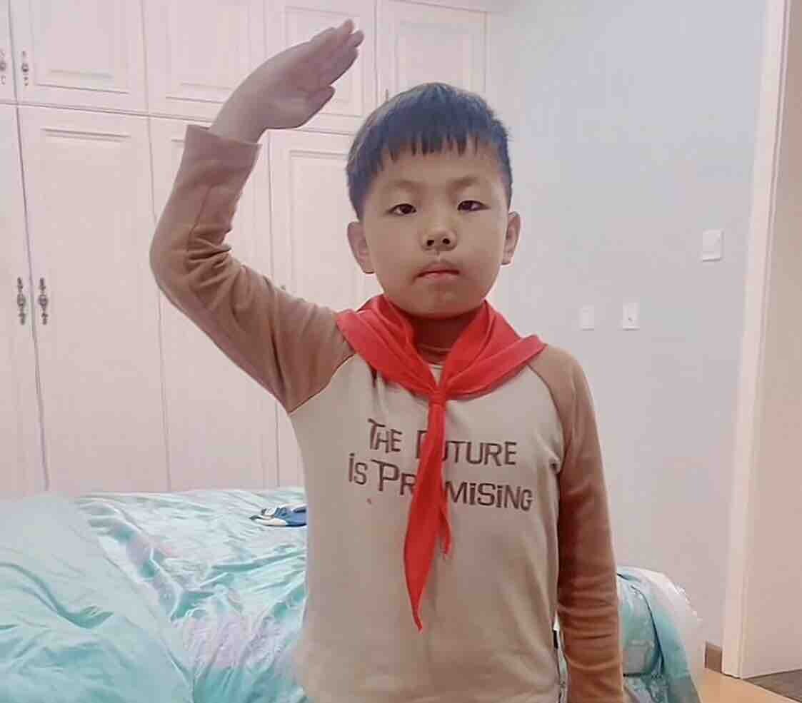 现在的红领巾系法改了吗？