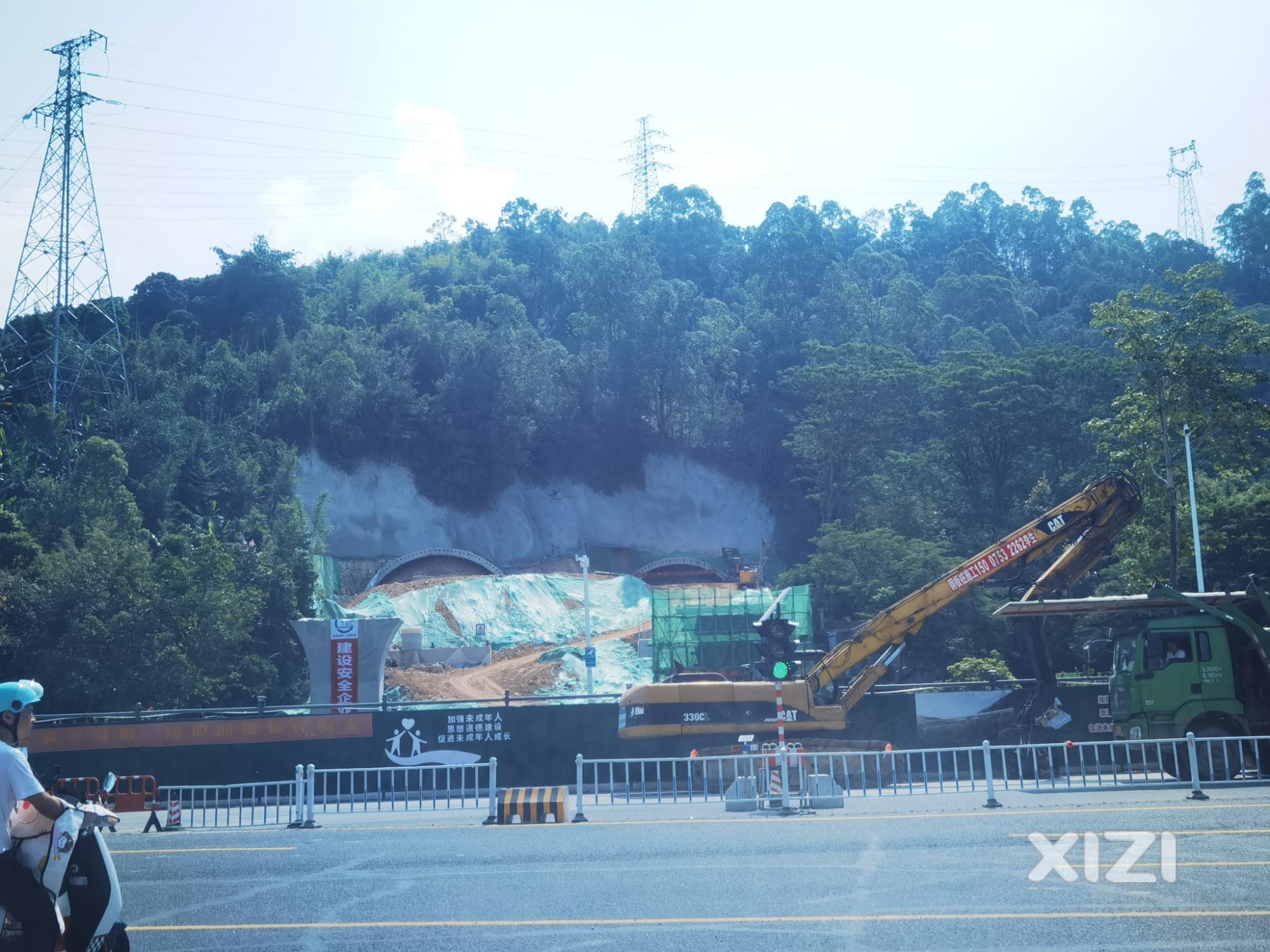 麦地南路口，何时能启用路灯？天黑的快，摸黑前行超级危险
