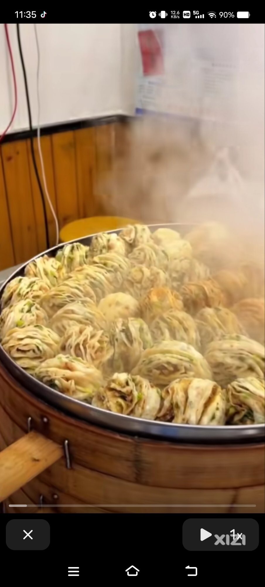 惠东人的饮食创造思维真的强:咸菜汤粉、猪扒包、螺蛳粉。现又肉花卷
