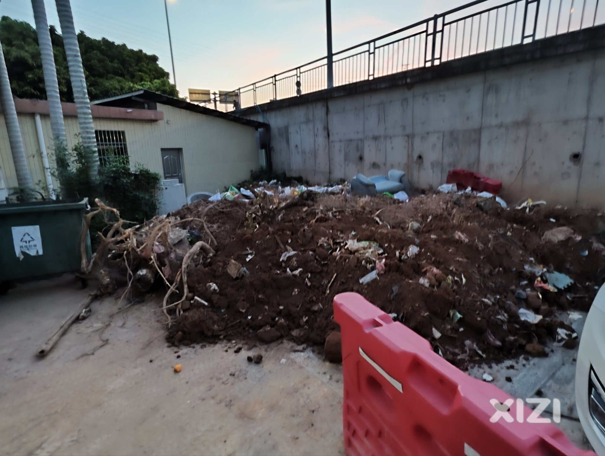 古塘坳东风村变成堆泥场了吗？