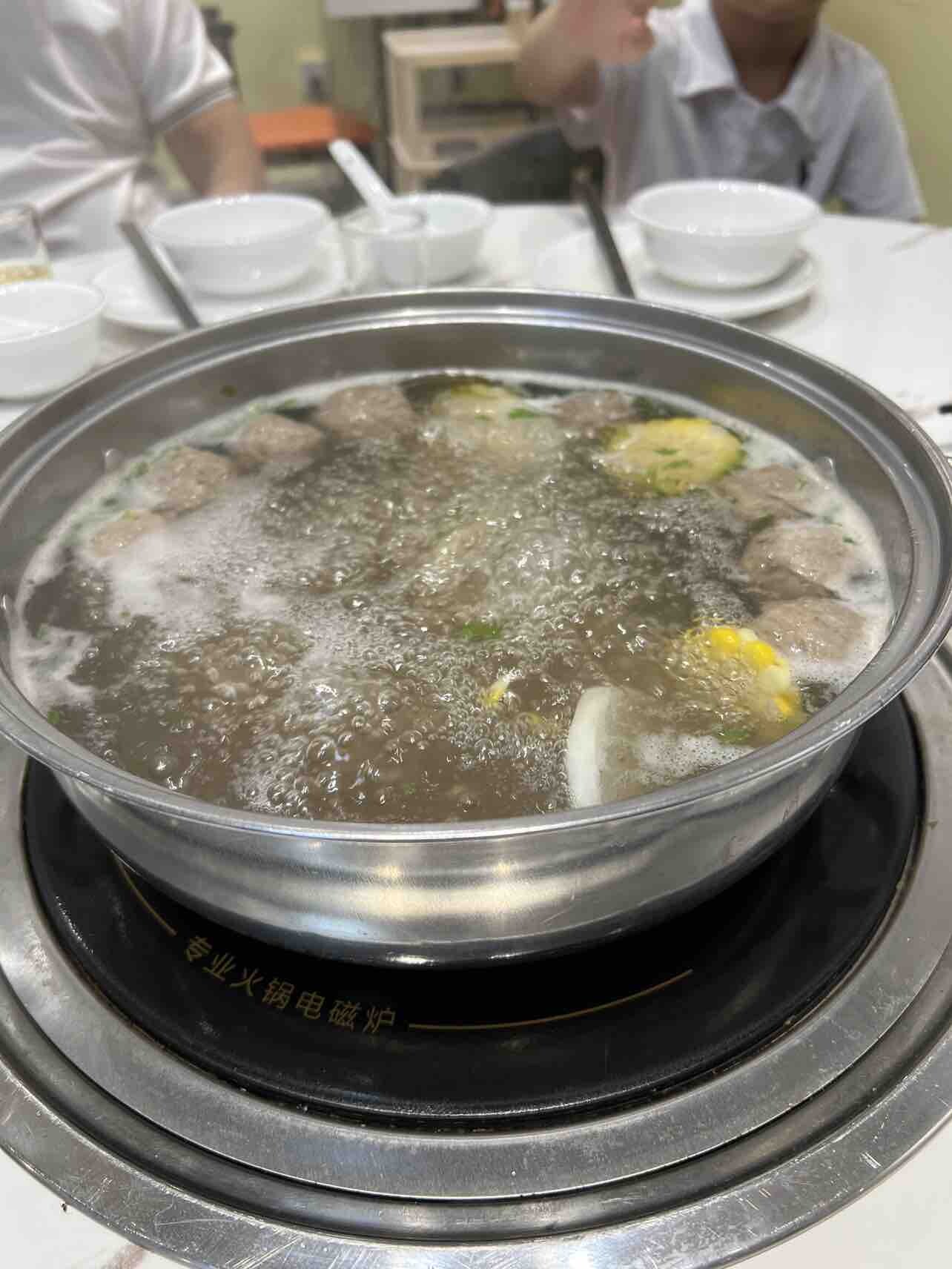 带阿妈出来撑台脚
