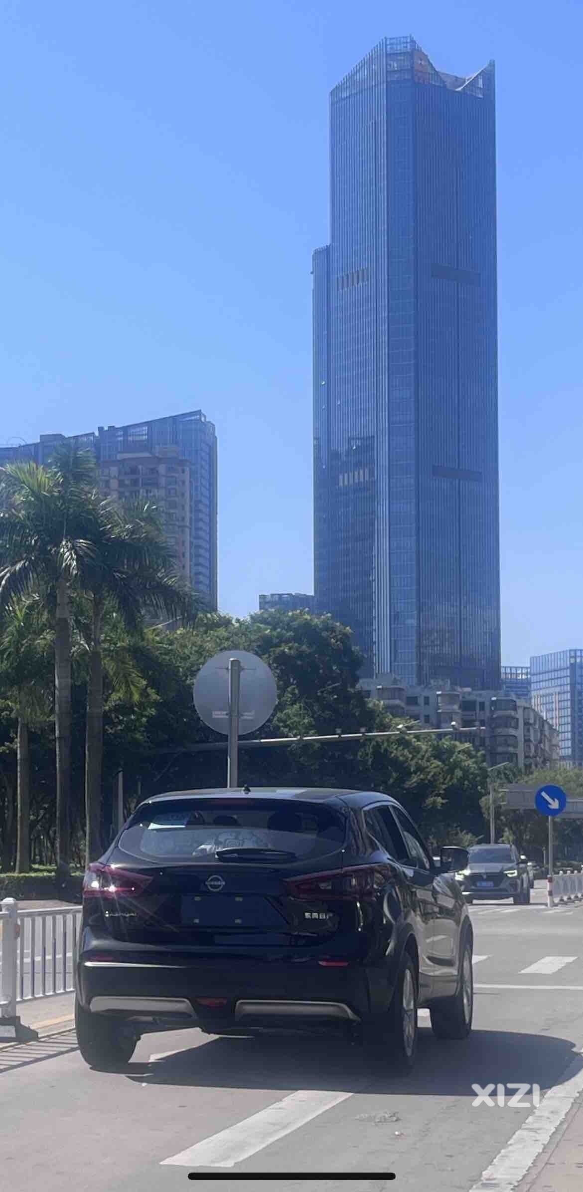 刚刚，不知道是谁家的