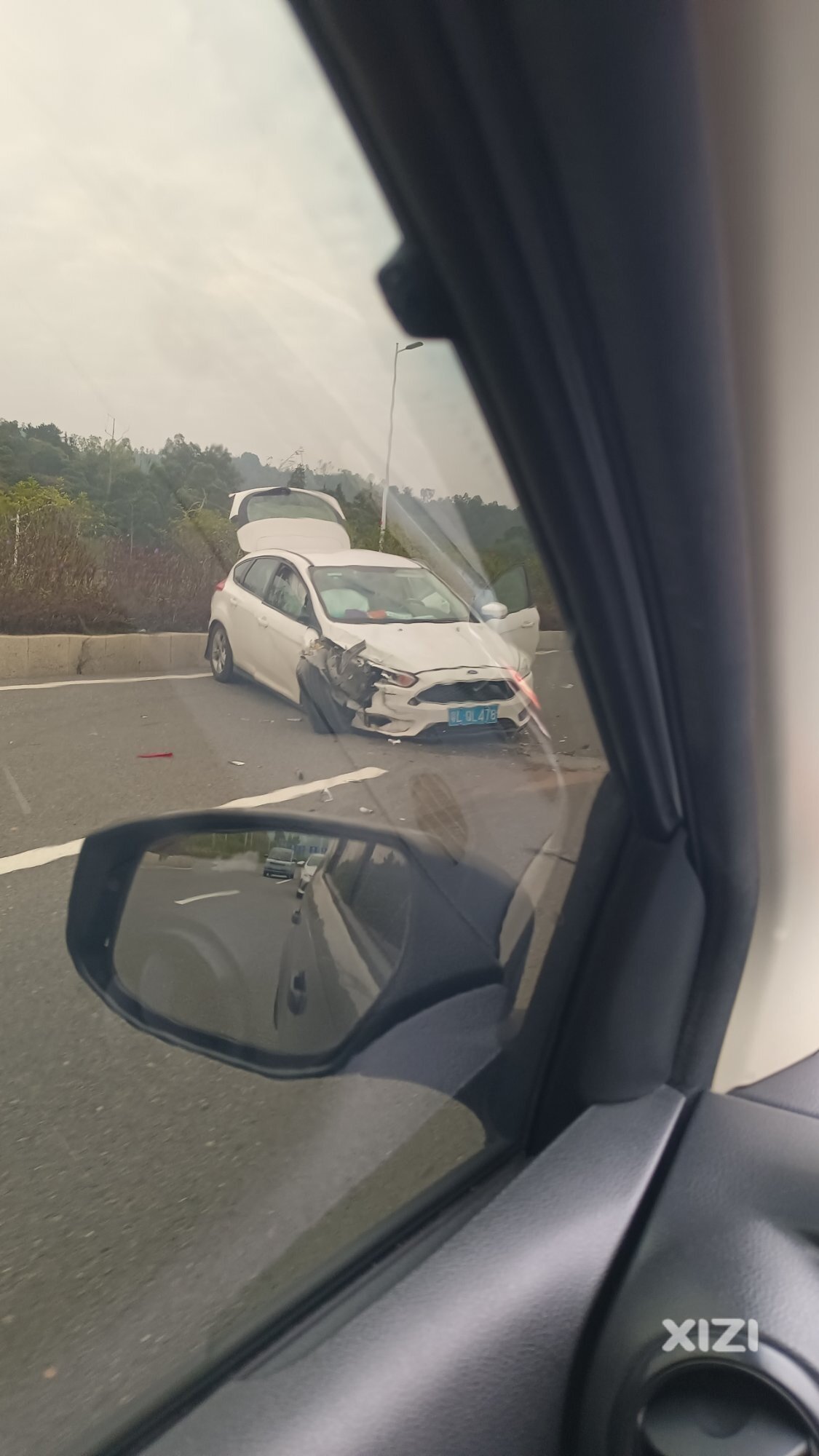 四环南路往仲恺方向，西坑桥面上三车事故