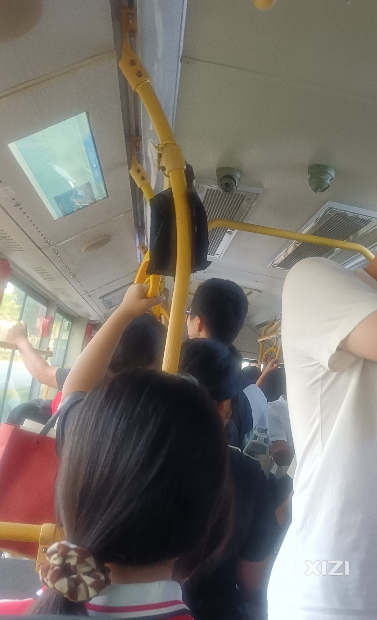 惠州公交减少班次，人挤人
