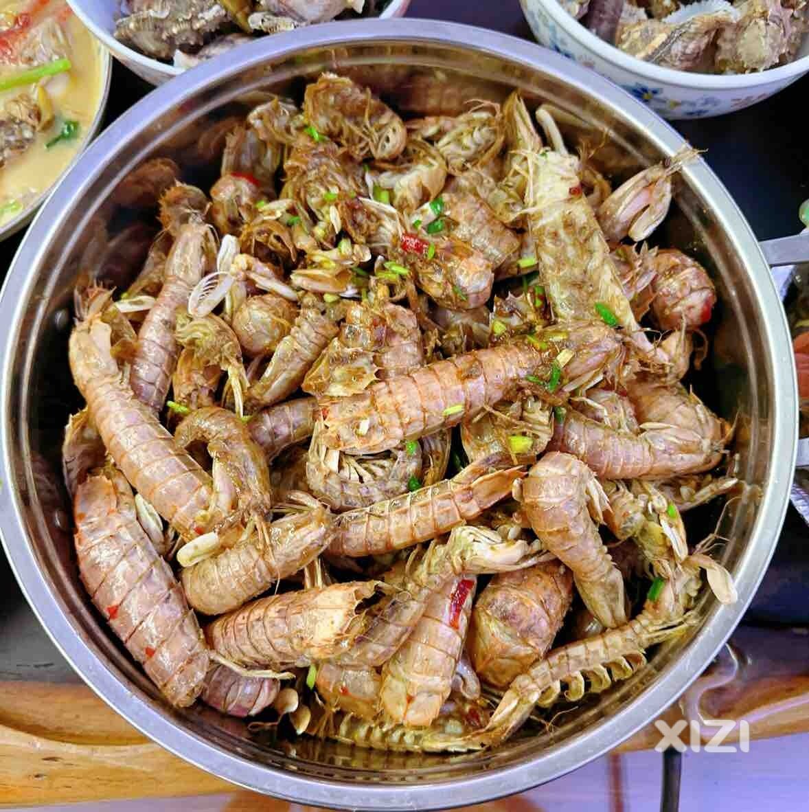 生蚝还要等其他吃着先