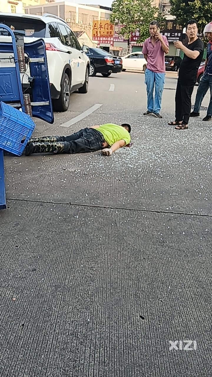 新湖一路转盘发生交通事故