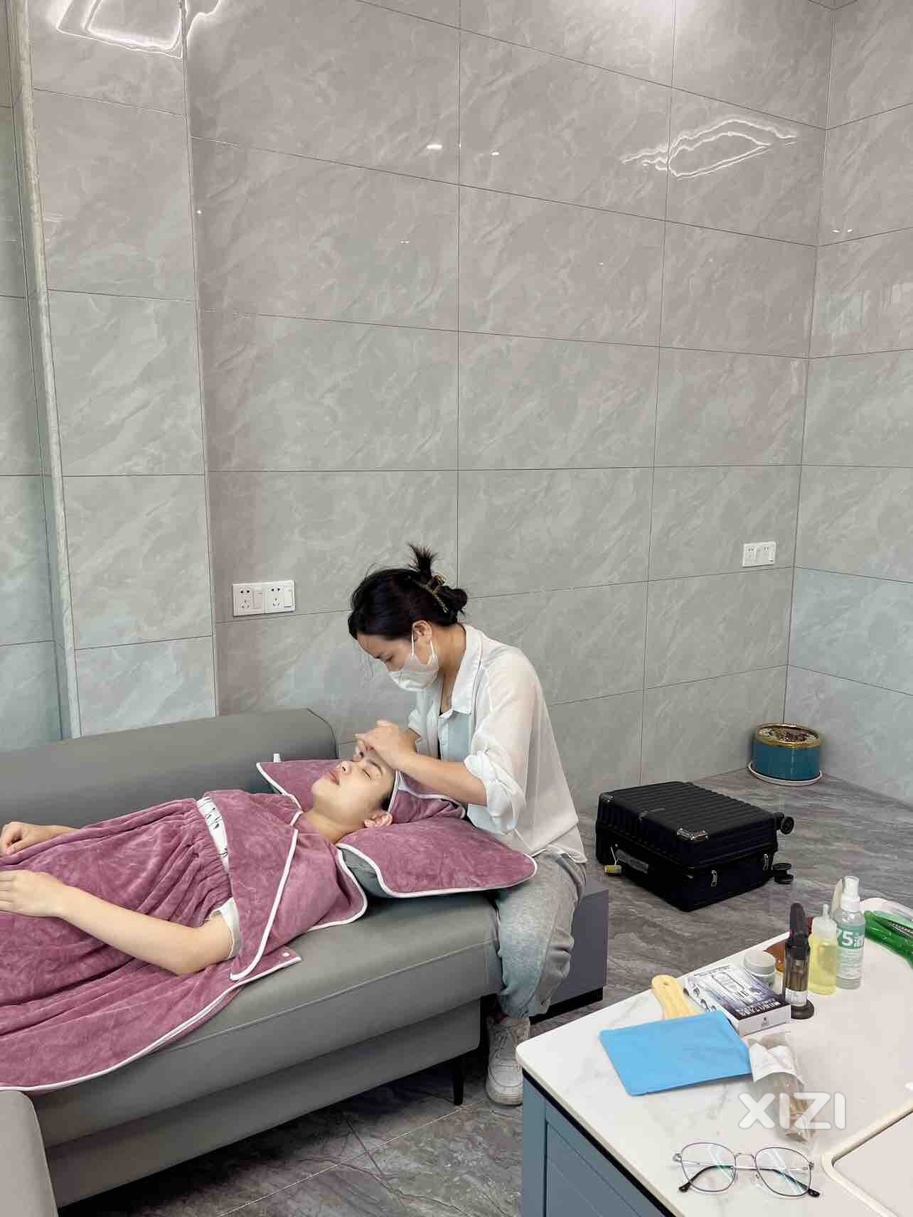 哟吼，两个小姐姐都美