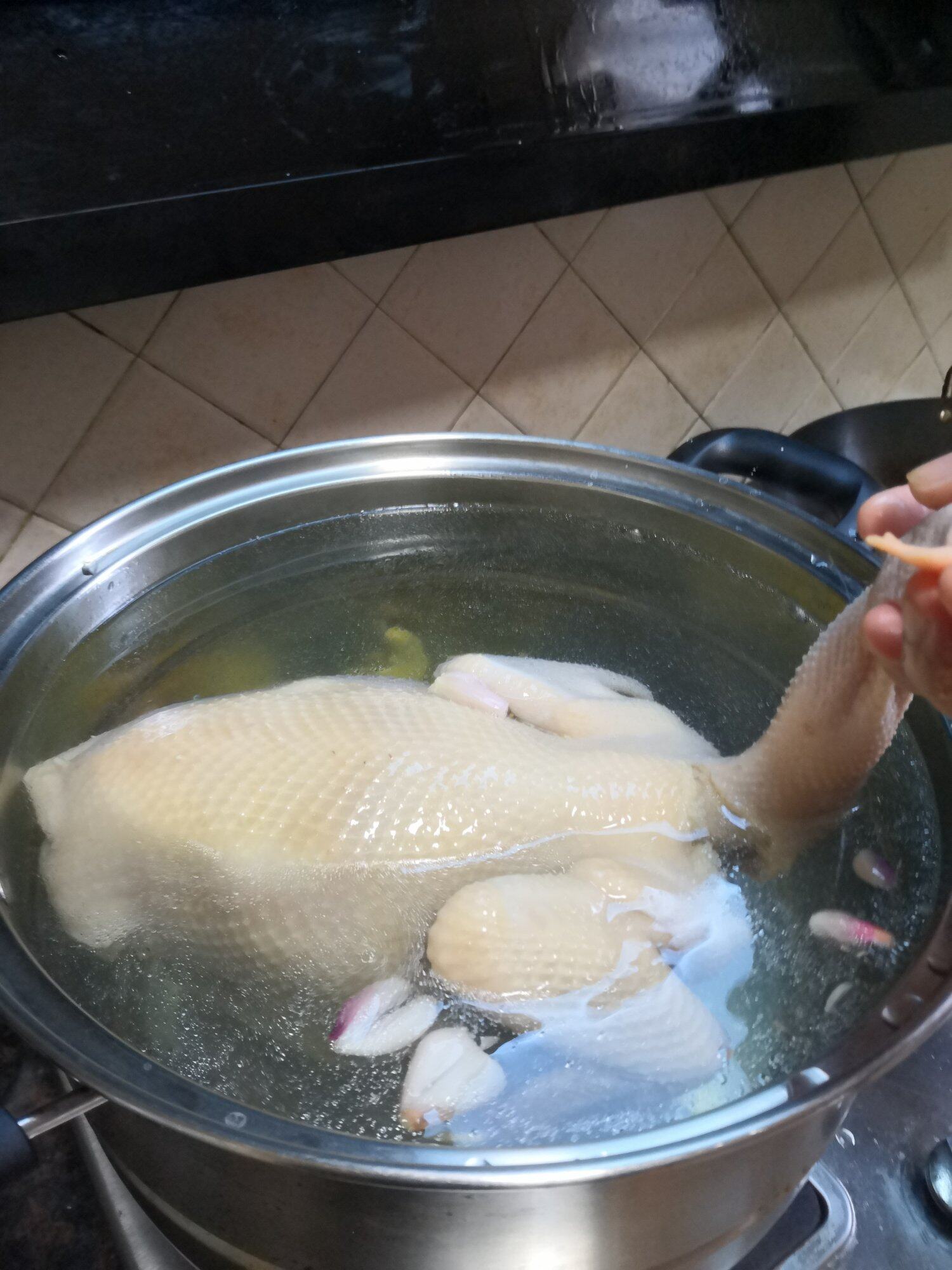 运用生鸡熟鸭与生葱熟蒜这两个烹饪原理做了一道红葱头淋鸡