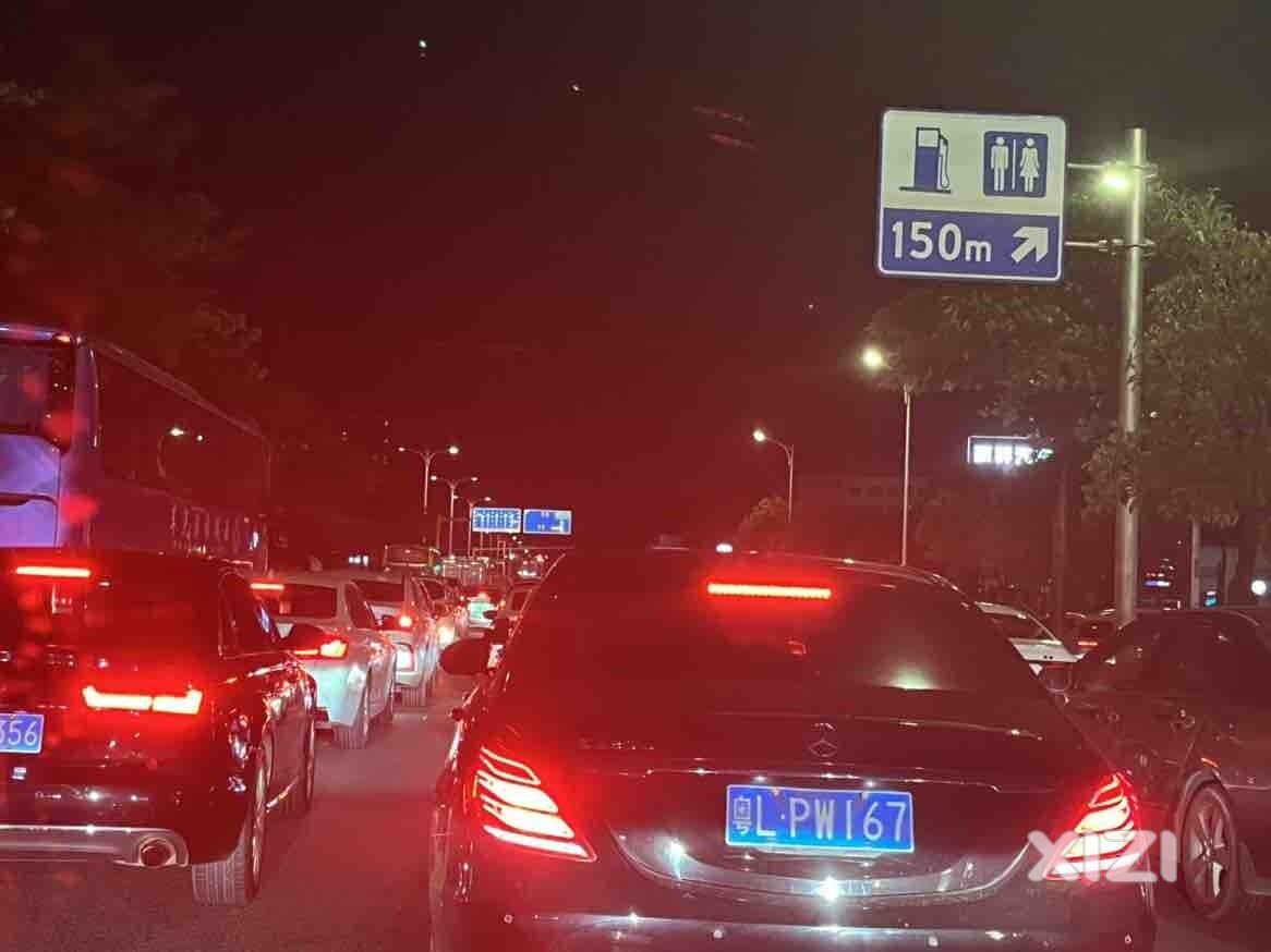 这里是咋回事呀堵了好久了，有知道情况的吗？