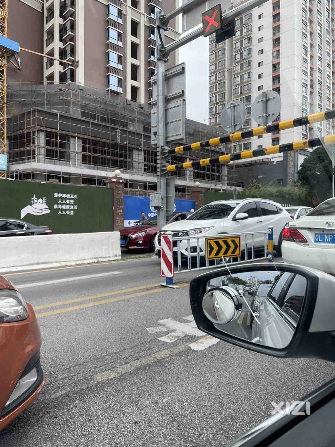 早8:00，鹅岭路高架桥去麦地方向潮汐车道被堵