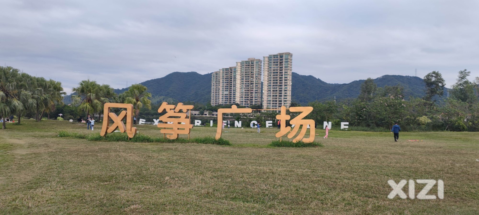 秋高气爽，这个天气适合放风筝。风筝广场来一波