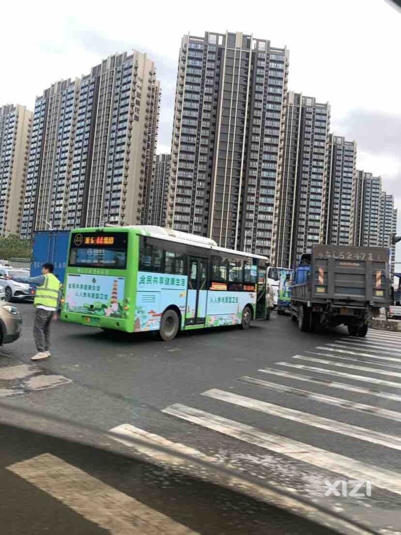 马安群乐路跟惠州大道交叉路口红绿灯坏了，现场乱做一团