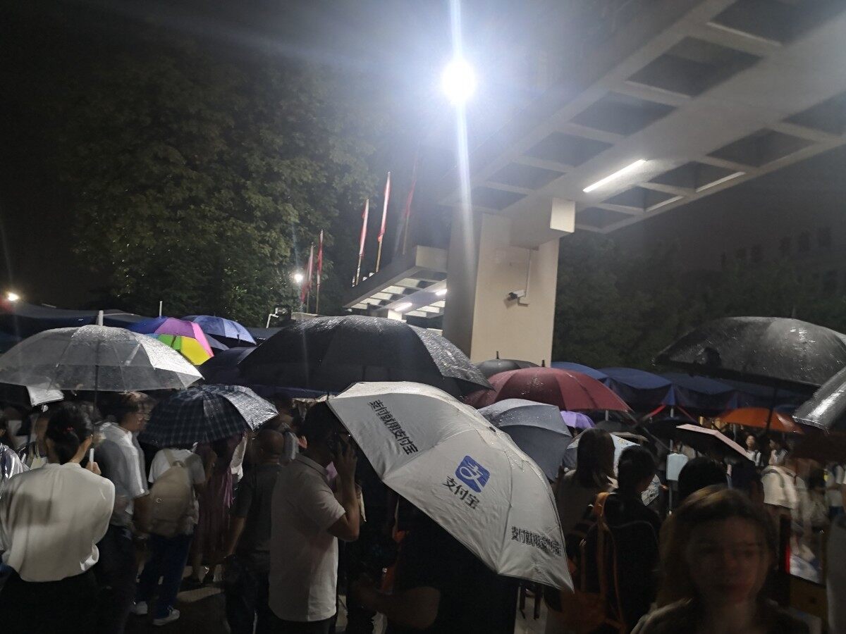 某某中学周末学生接送存在发生踩踏的潜在风险（昨晚半夜自己写的一篇小文，分享一下）