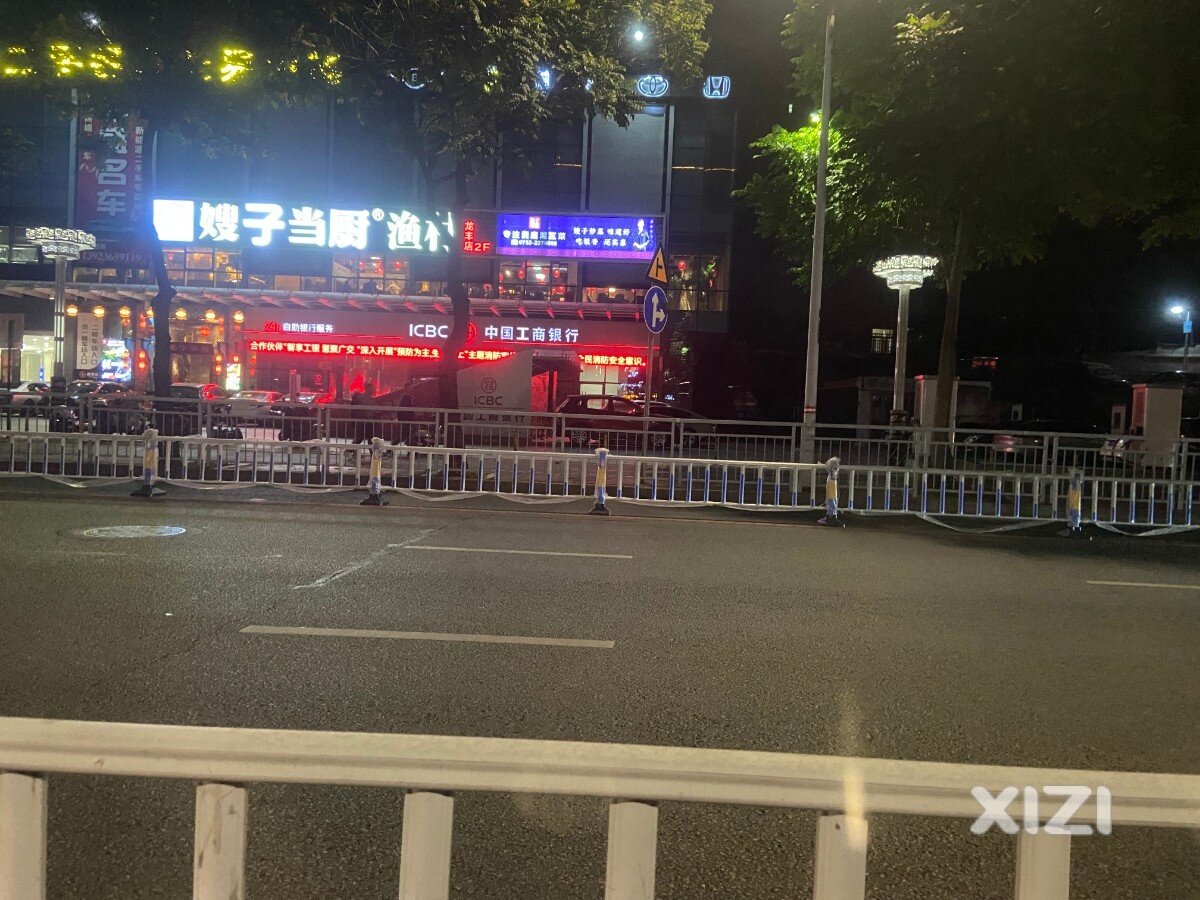 鹅岭南路主干道双向加隔道栏是起什么作用？