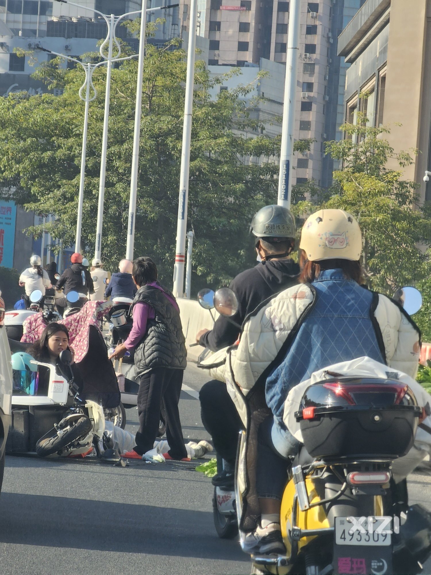西枝江桥上电动车三轮车事故