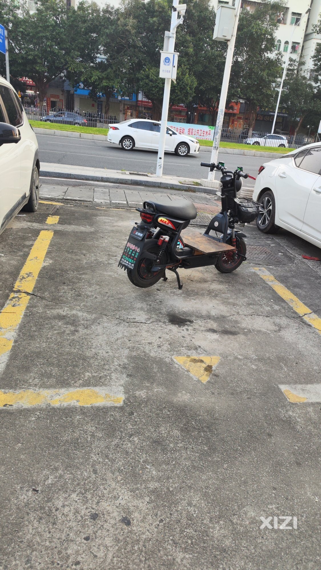 红旗小学对面无牌电动车天天早上私占车位
