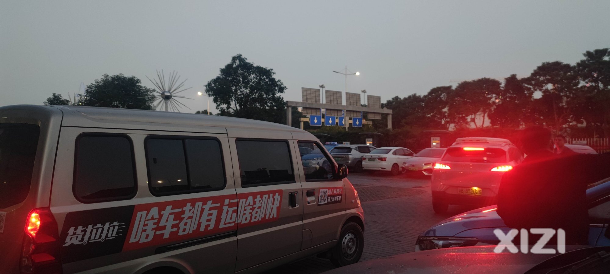 新能源司机真的不容易，充个电还得内卷