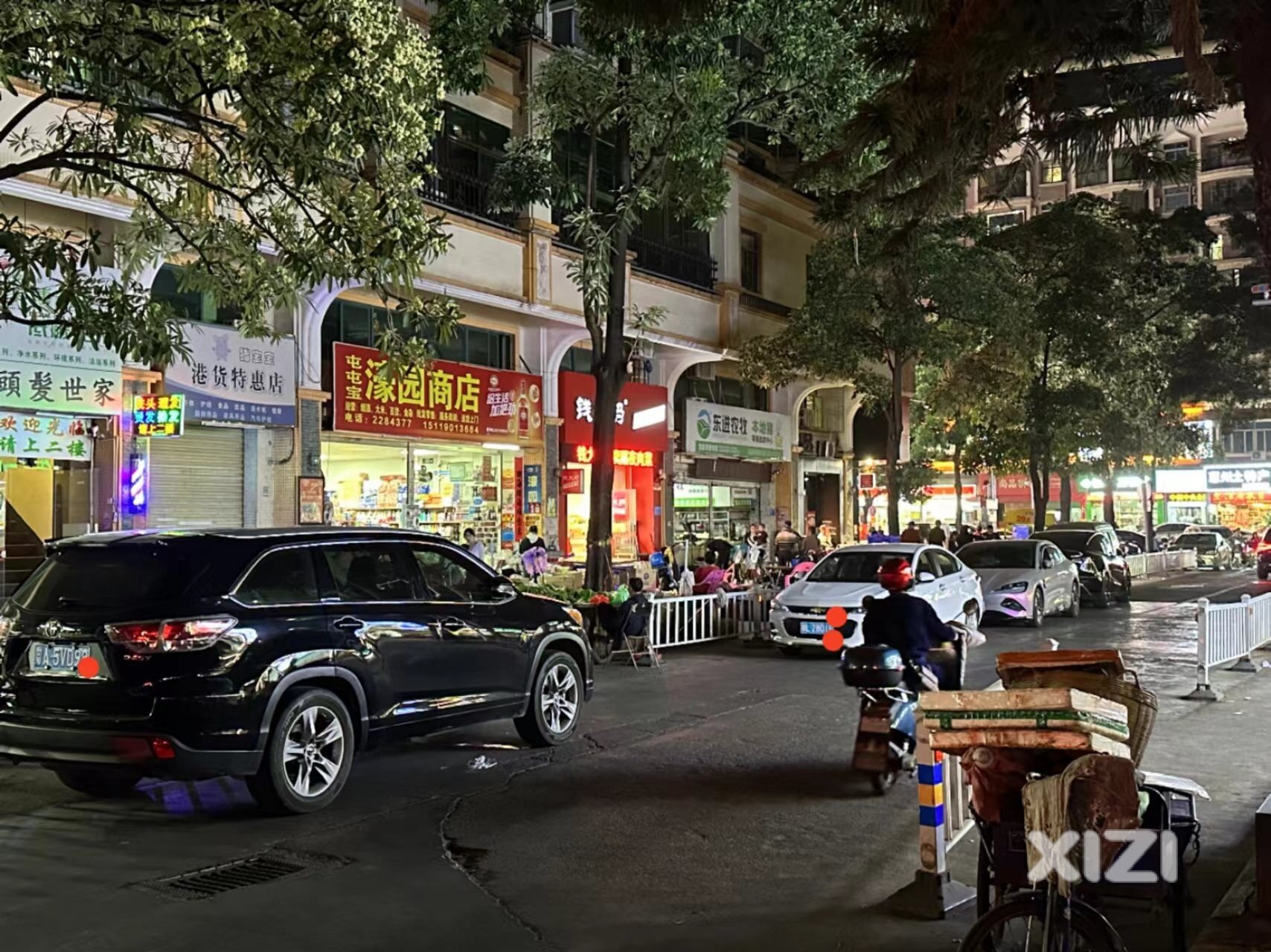 小区门口道路车辆违规占道乱停乱放严重影响交通无人管理