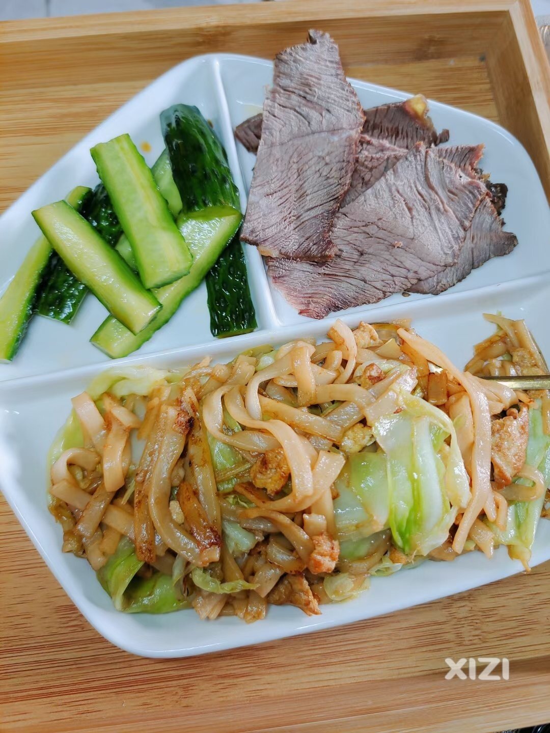 吃饱就睡呗