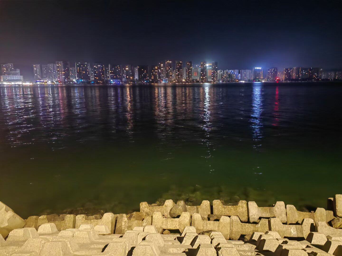 霞涌小径湾的夜景堪比维多利亚港湾。