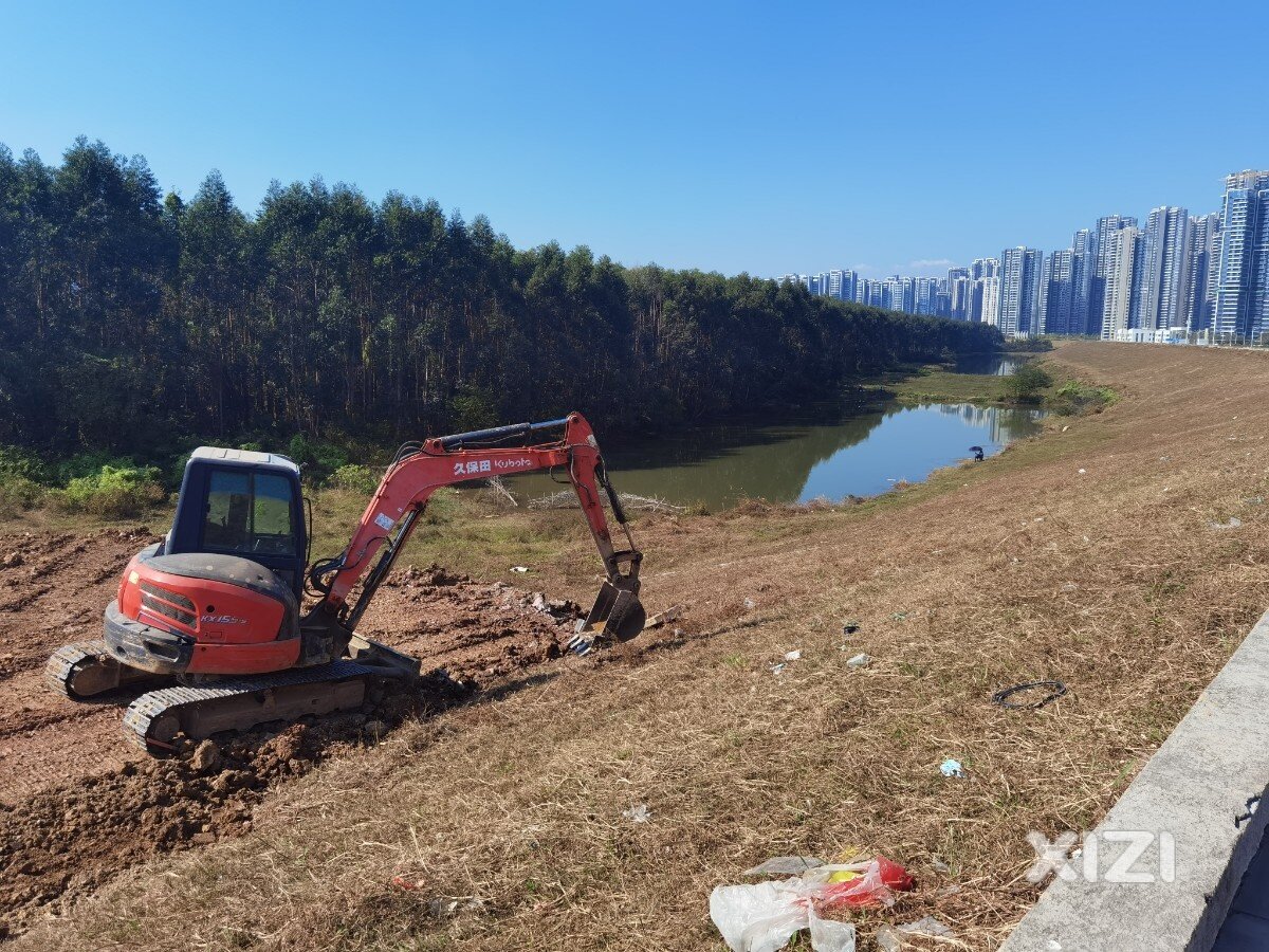 金山湖连通马安的湖山大桥开始动工，现场已有施工车辆作业