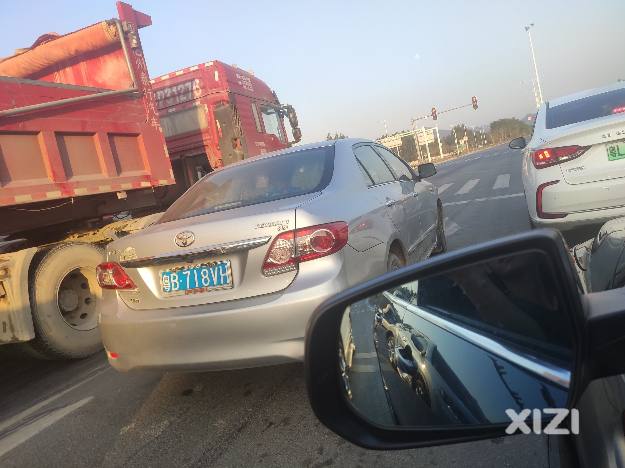 为什么就是喜欢占右转专用道直行？