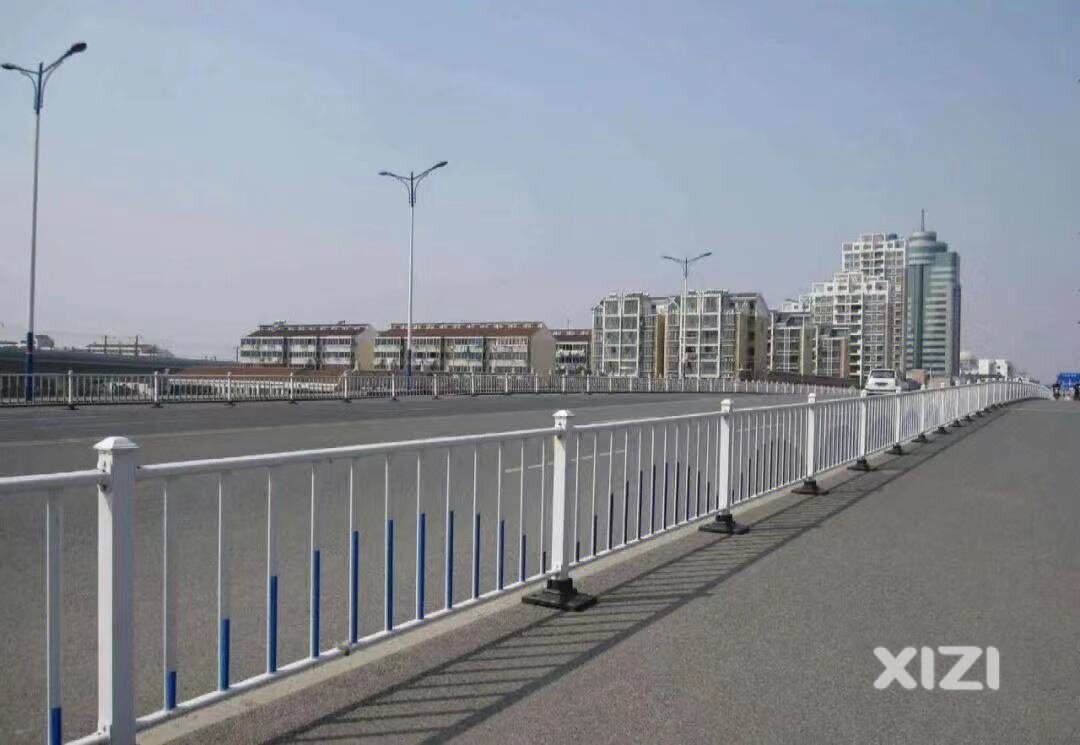 市政道路安装车道隔离护栏之浅谈