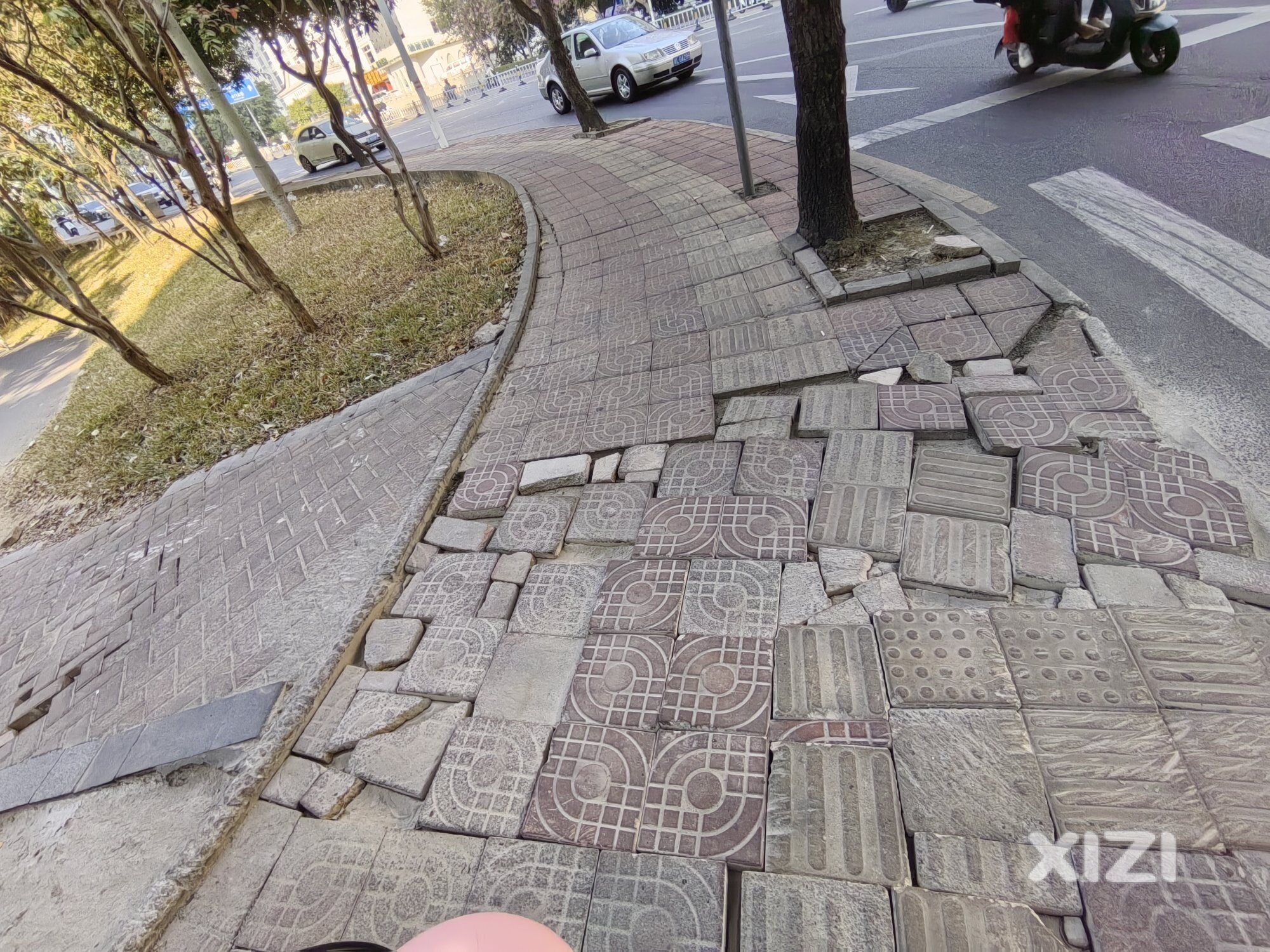 东平隆生广场对面的公园小路（实拍）太坎坷