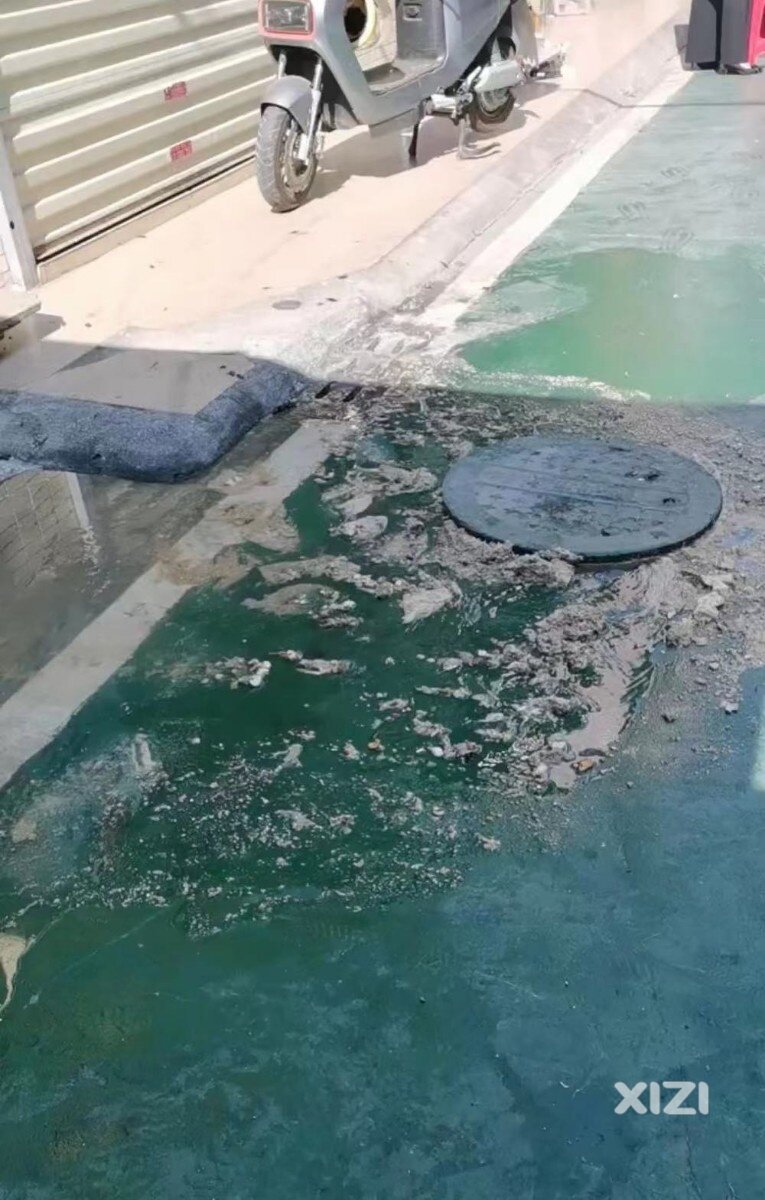 河南岸螺子湖中心小区市政下水道有污水流到大街上