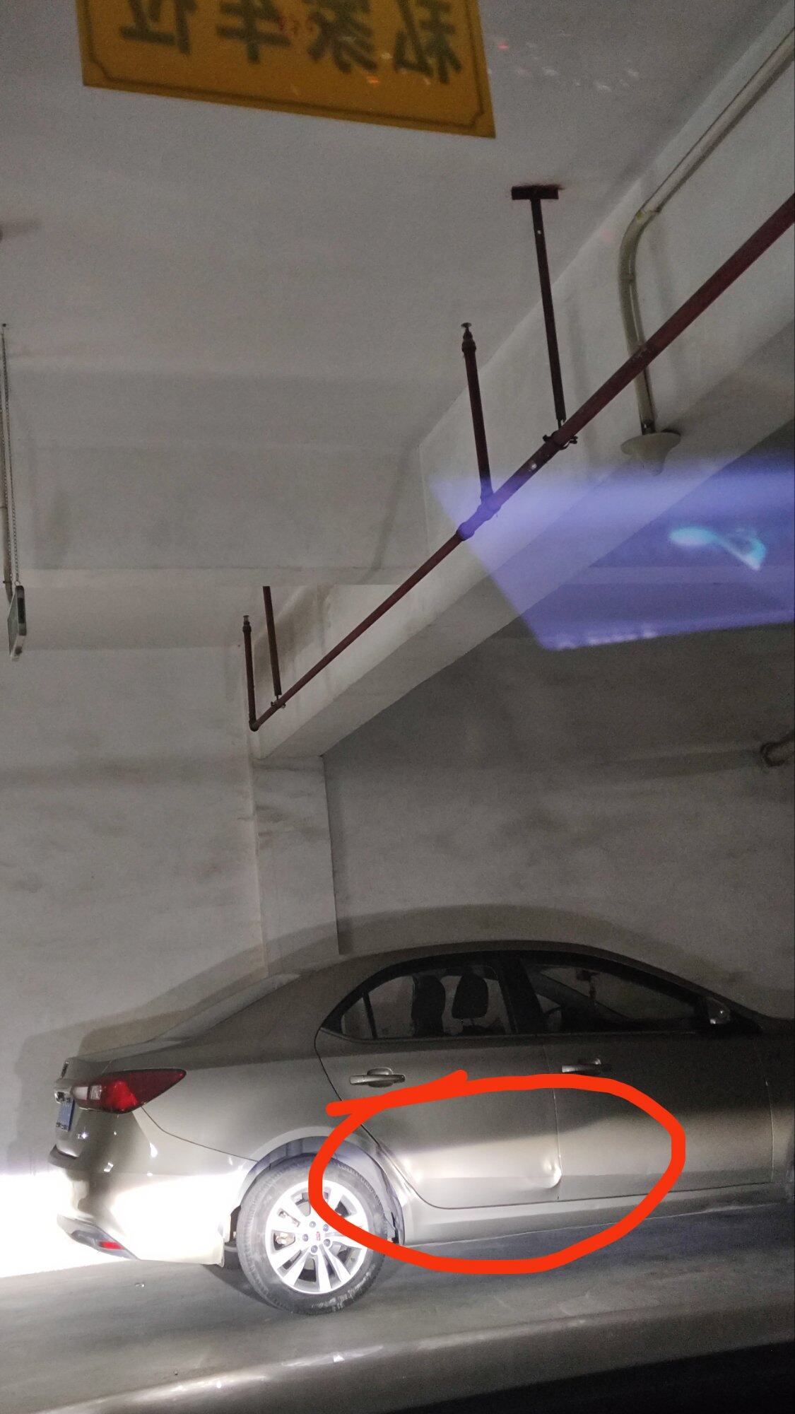 这家伙肯定在经常乱停车，车门都被撞扁了好几处