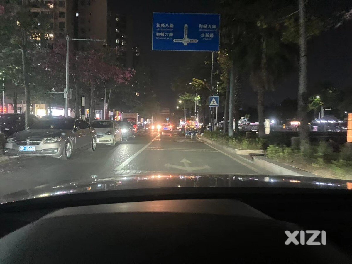 富川十字路口乱摆摊，严重影响通行