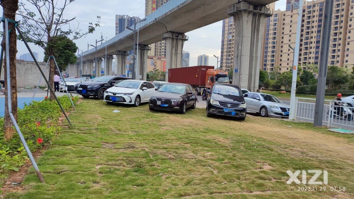 源东云锦白云花园出入口停满了车