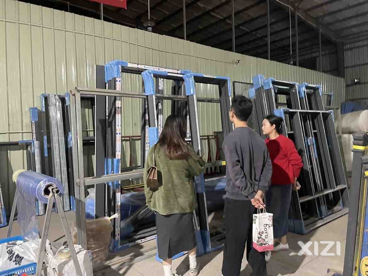 客户来厂里考察，我赶回来加班接待