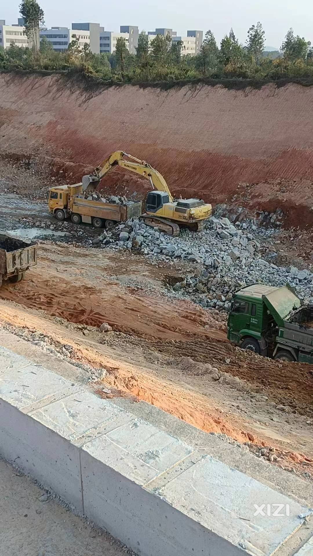 一条惠福路，两个非法采石场