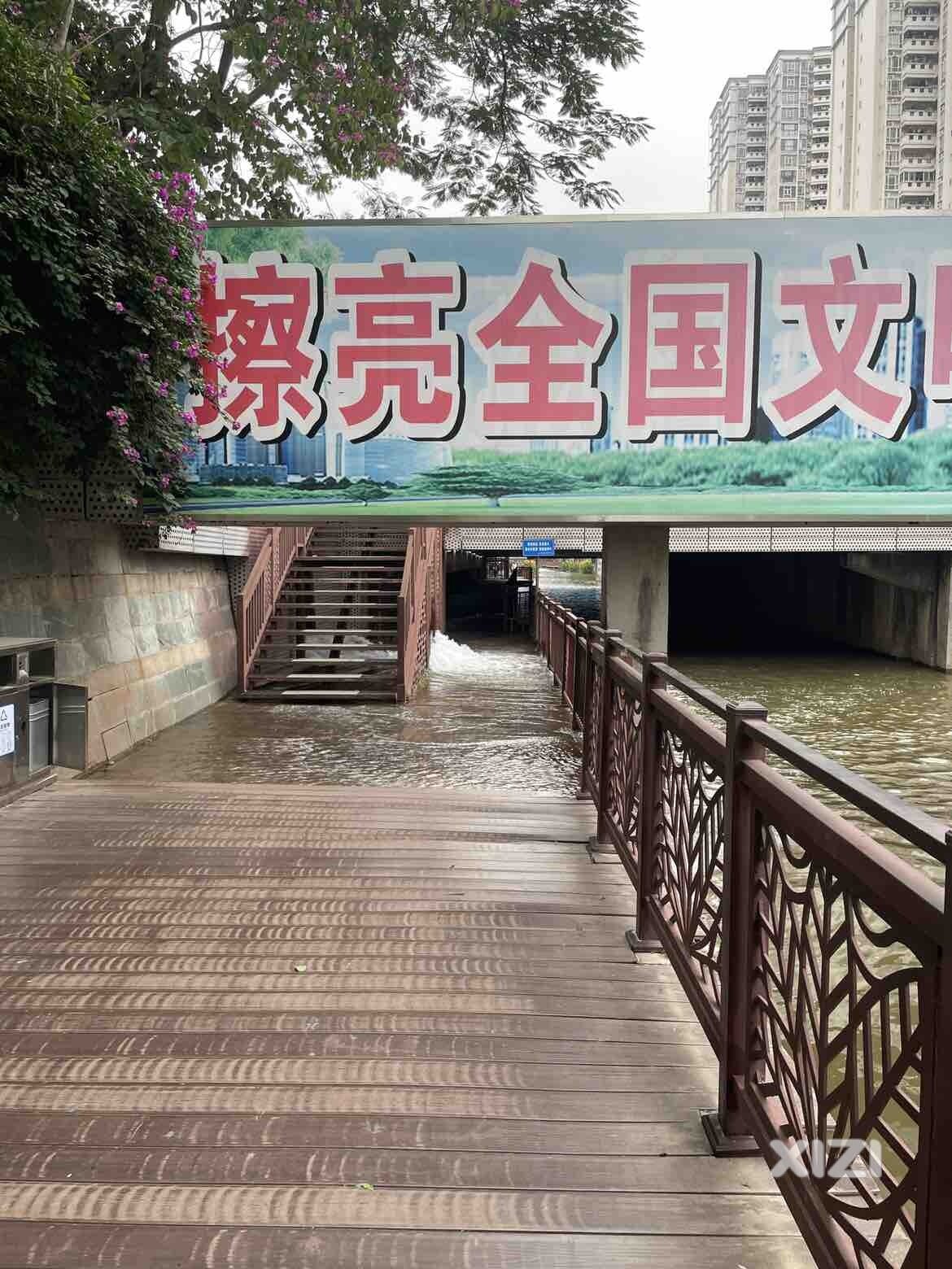 金山河4号桥桥下栈道疑似爆水管