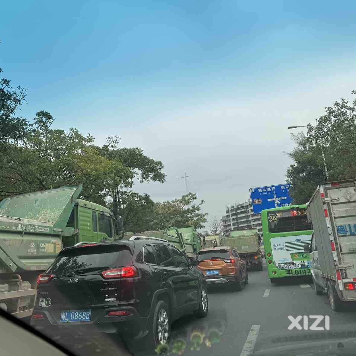 现在黄牌泥头车都可以上班高峰期在城市飞起来了