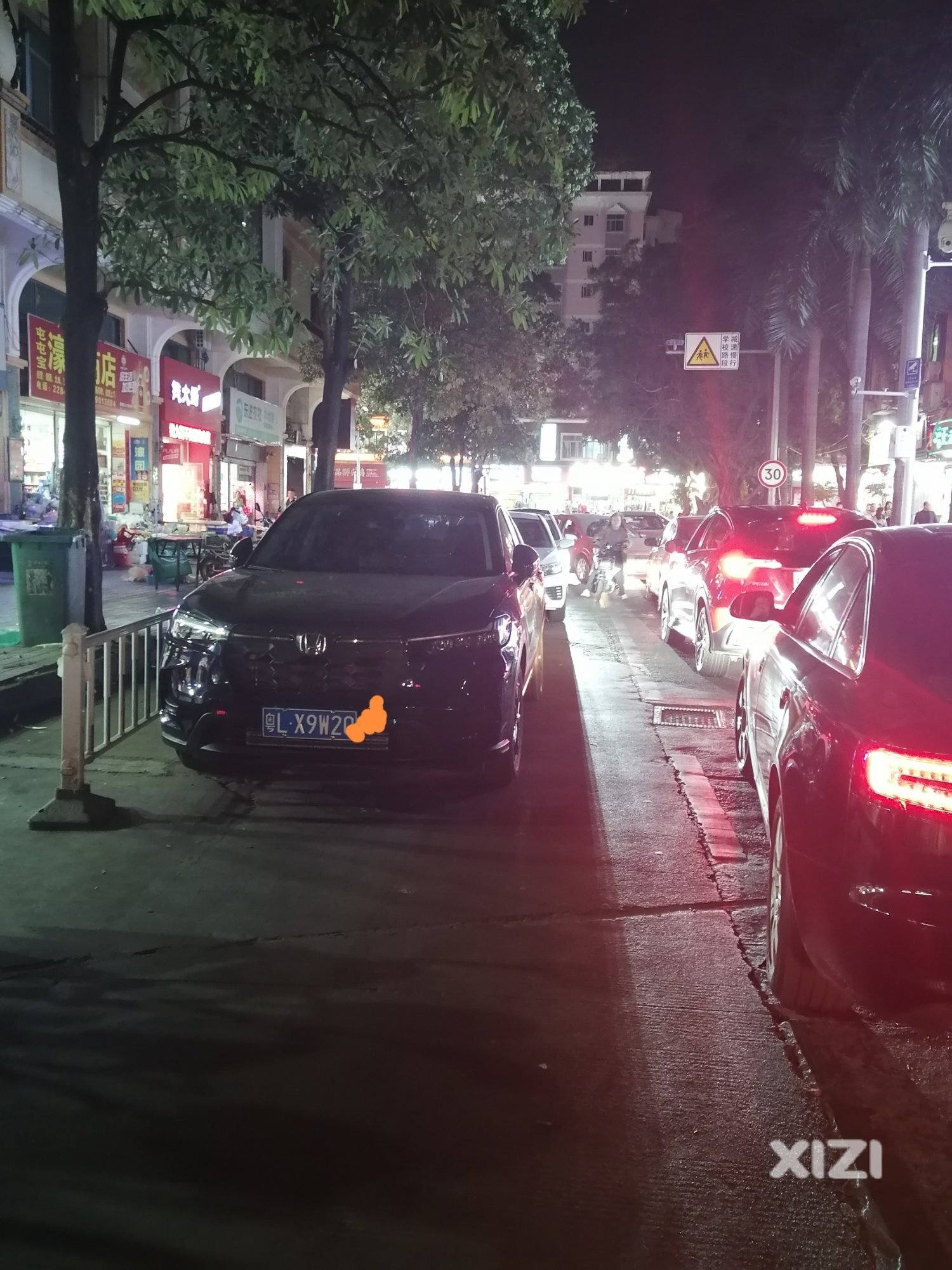 车辆违规占道停放之小石湖一横巷乱象