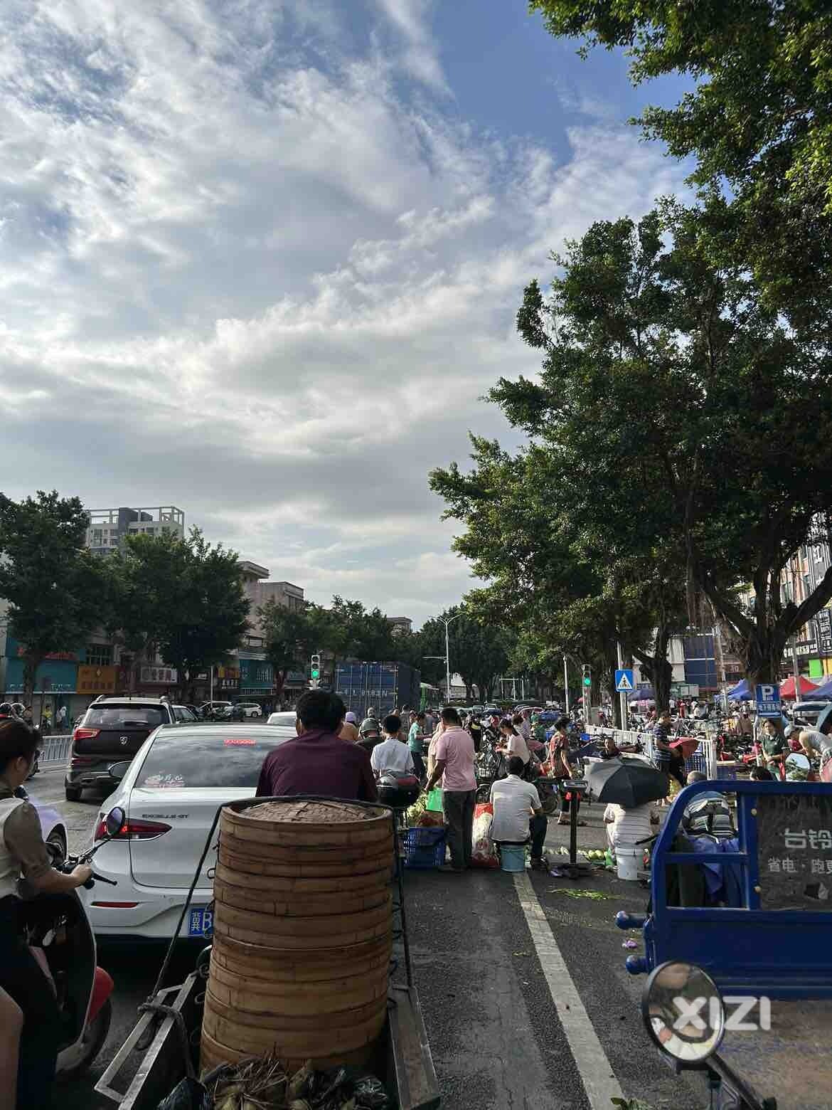 小金口中心市场菜民占到经营。车主堵车 市民安危