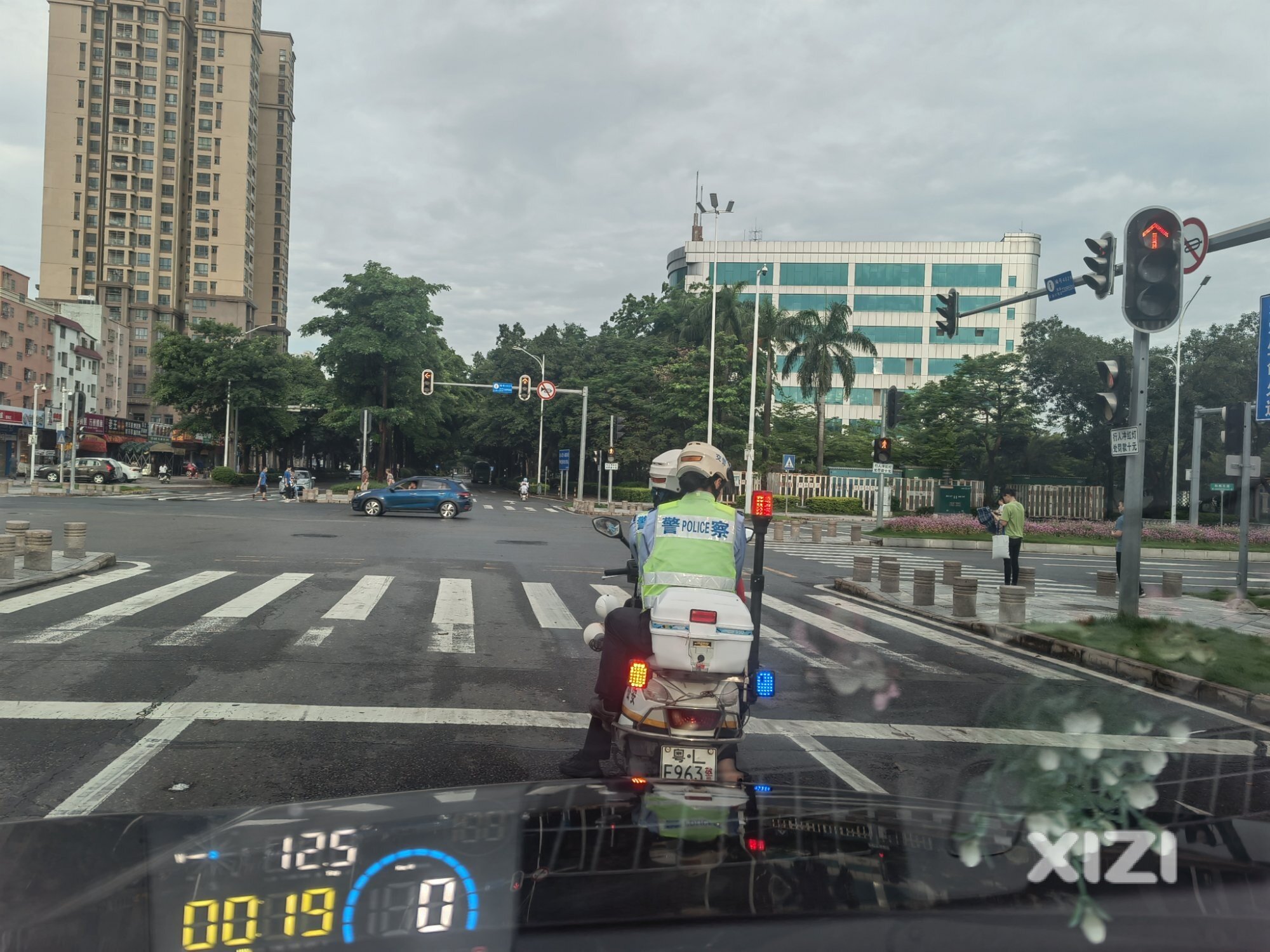 为什么交警的摩托车可以上牌
