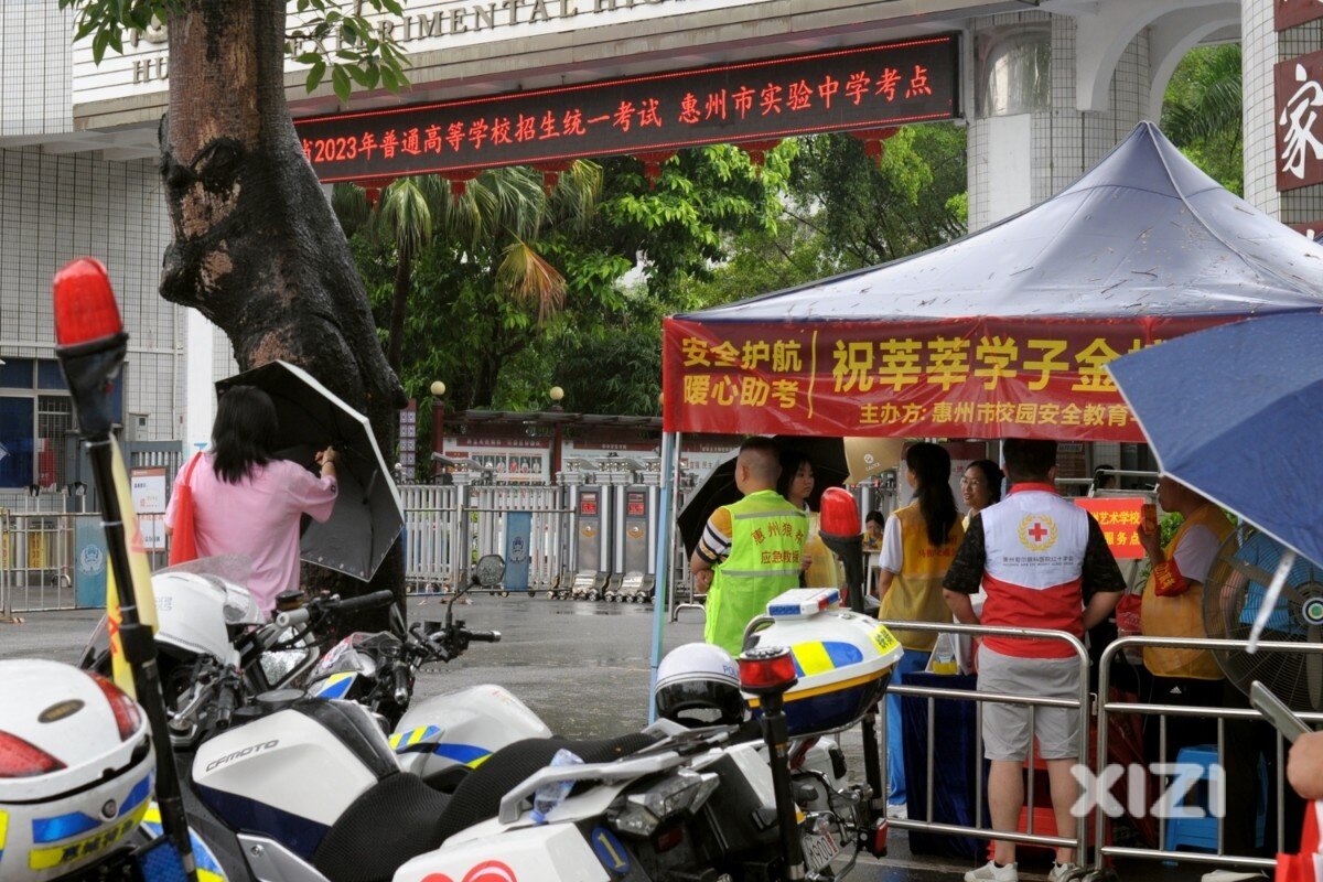 雨中考场，靓丽风景线