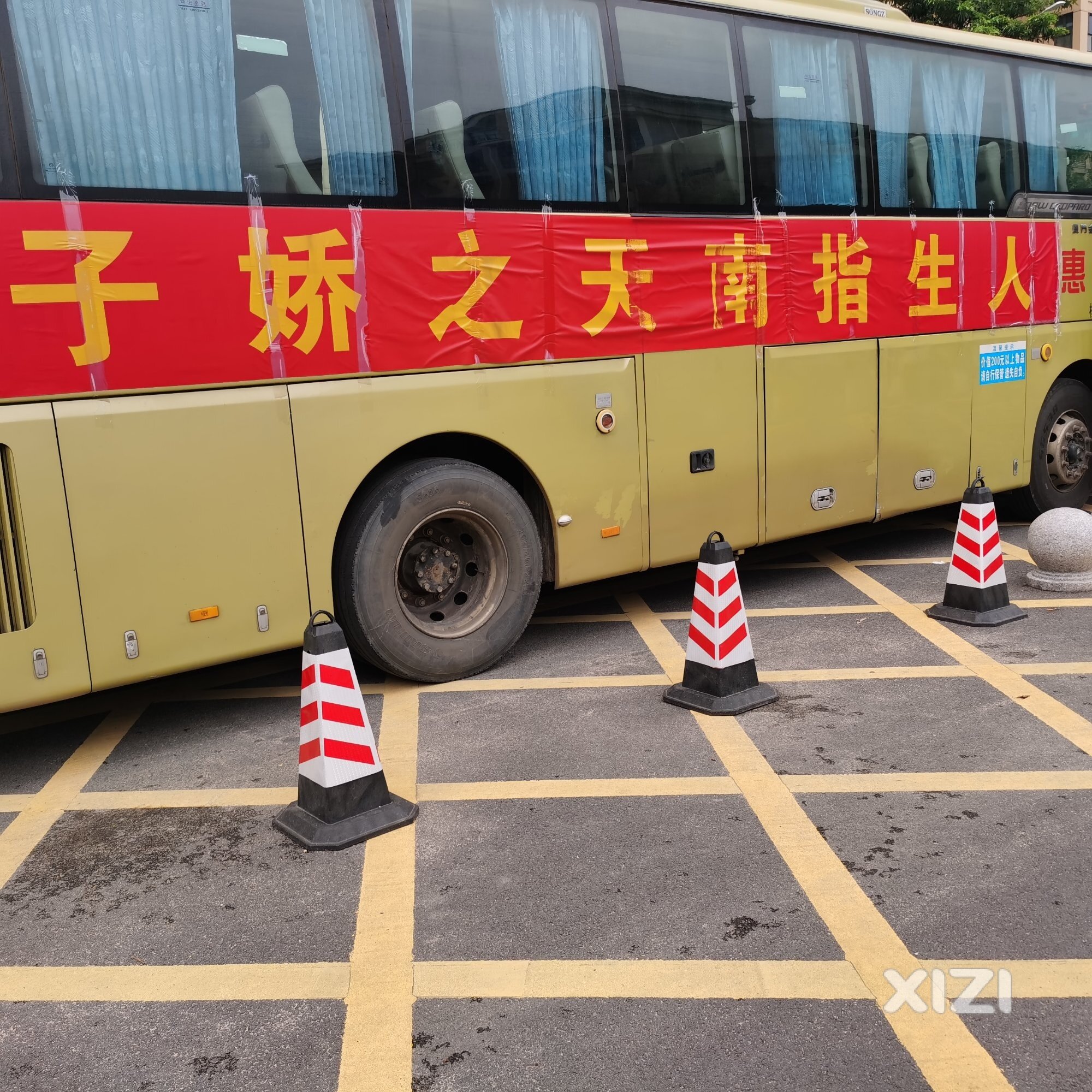 今天下午在某学校考门