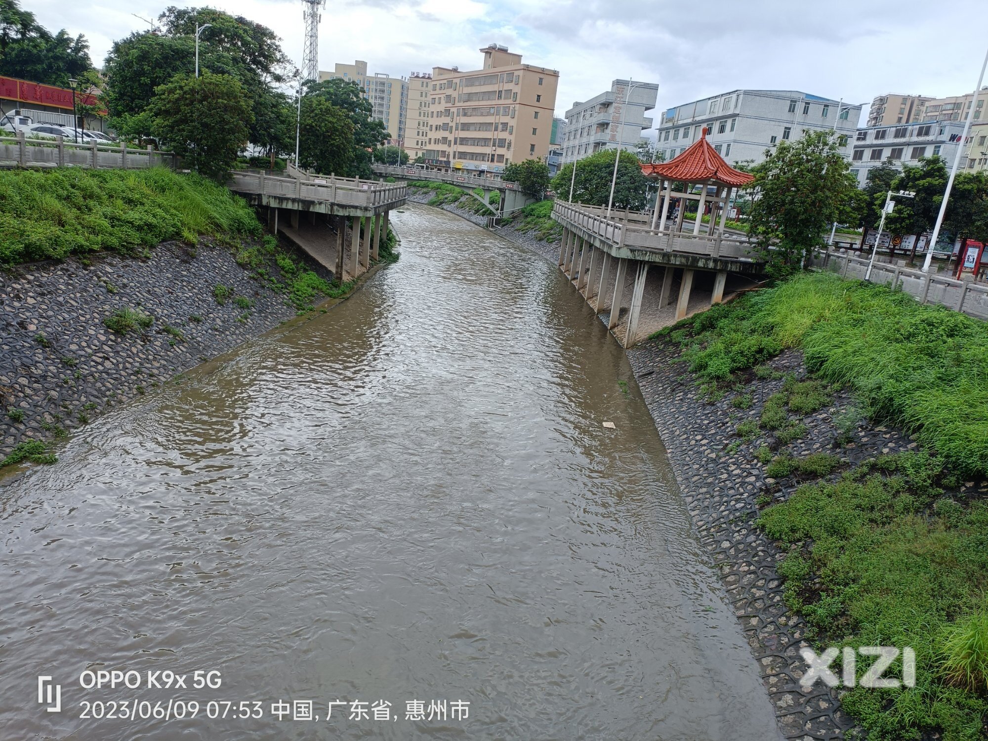 连连暴雨……小河涨水