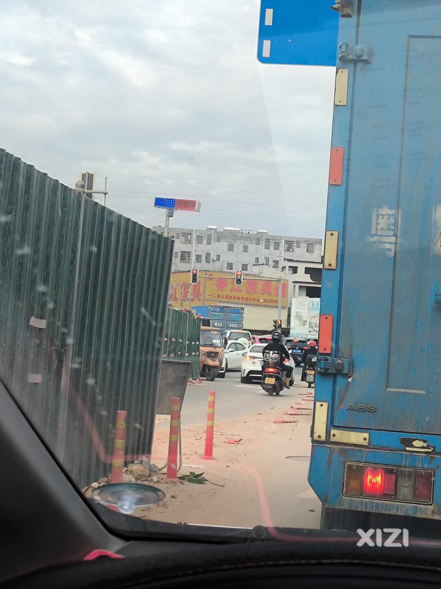梁化路口红绿灯形同虚设，真的太乱了