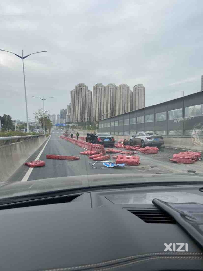 危险，危险，危险，金龙大道修路段，中间车道不能走