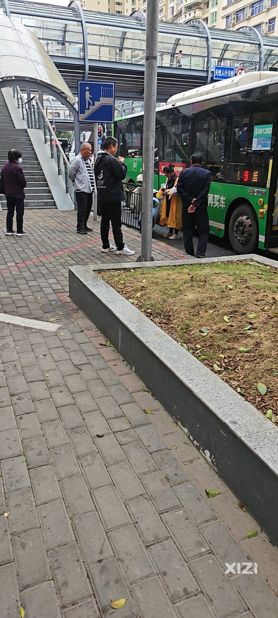 不是很懂那点距离为啥电动车也要硬挤