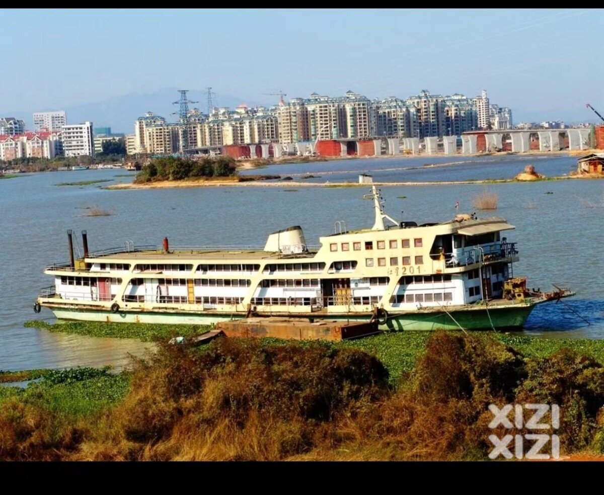 江北东江公园和水东街之间开通渡轮岂不更好吗？既发展旅游，又解决通勤。