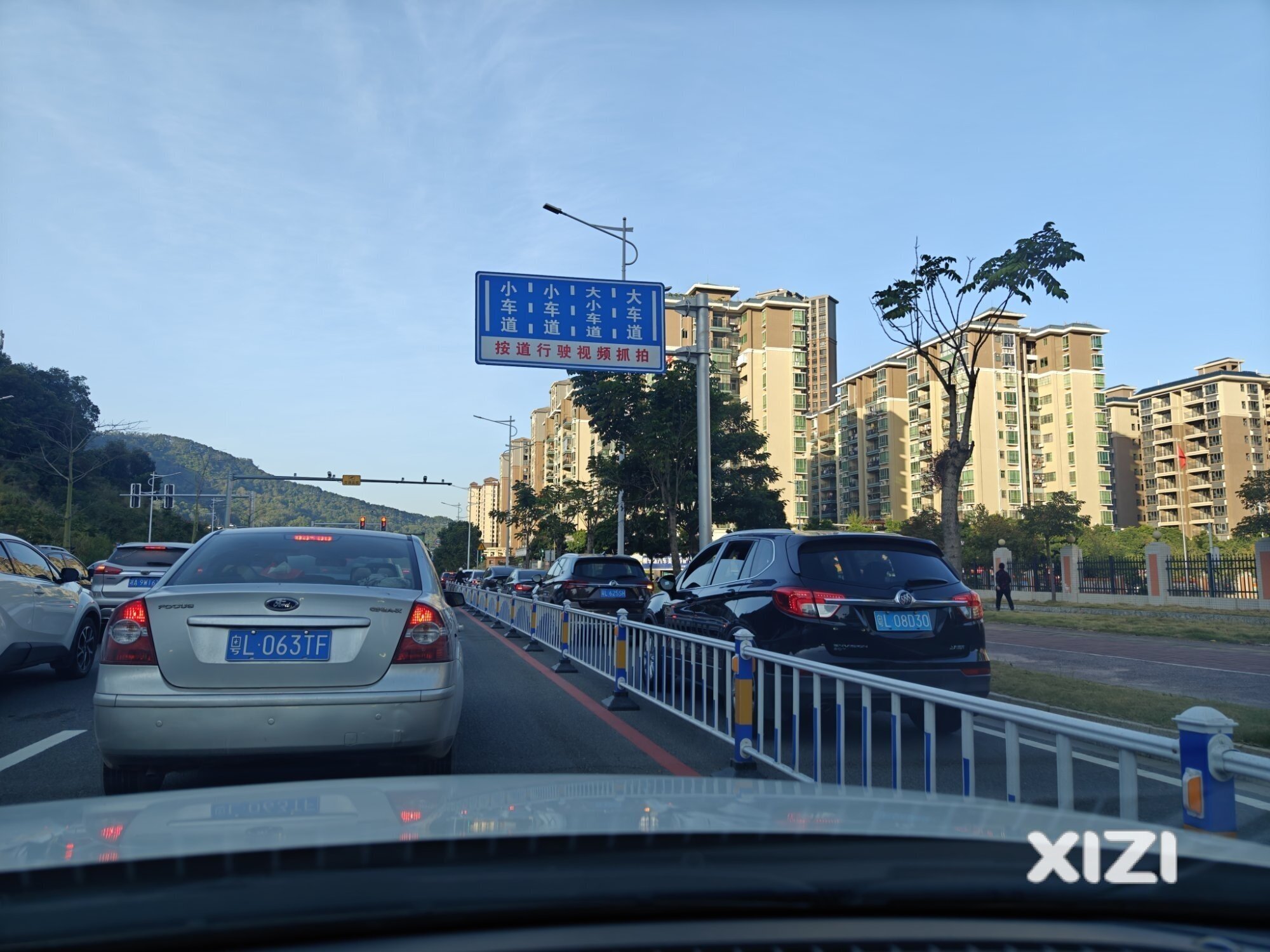 厚颜无耻的小车，把车开进非机动车道。